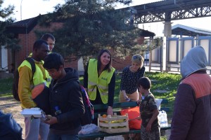 Refugee Aid Serbia volunteers handing out food to the refugees